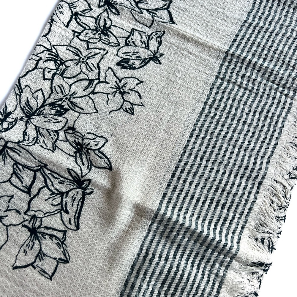 NWT Vera Bradley Falling Flowers Sketch Scarf